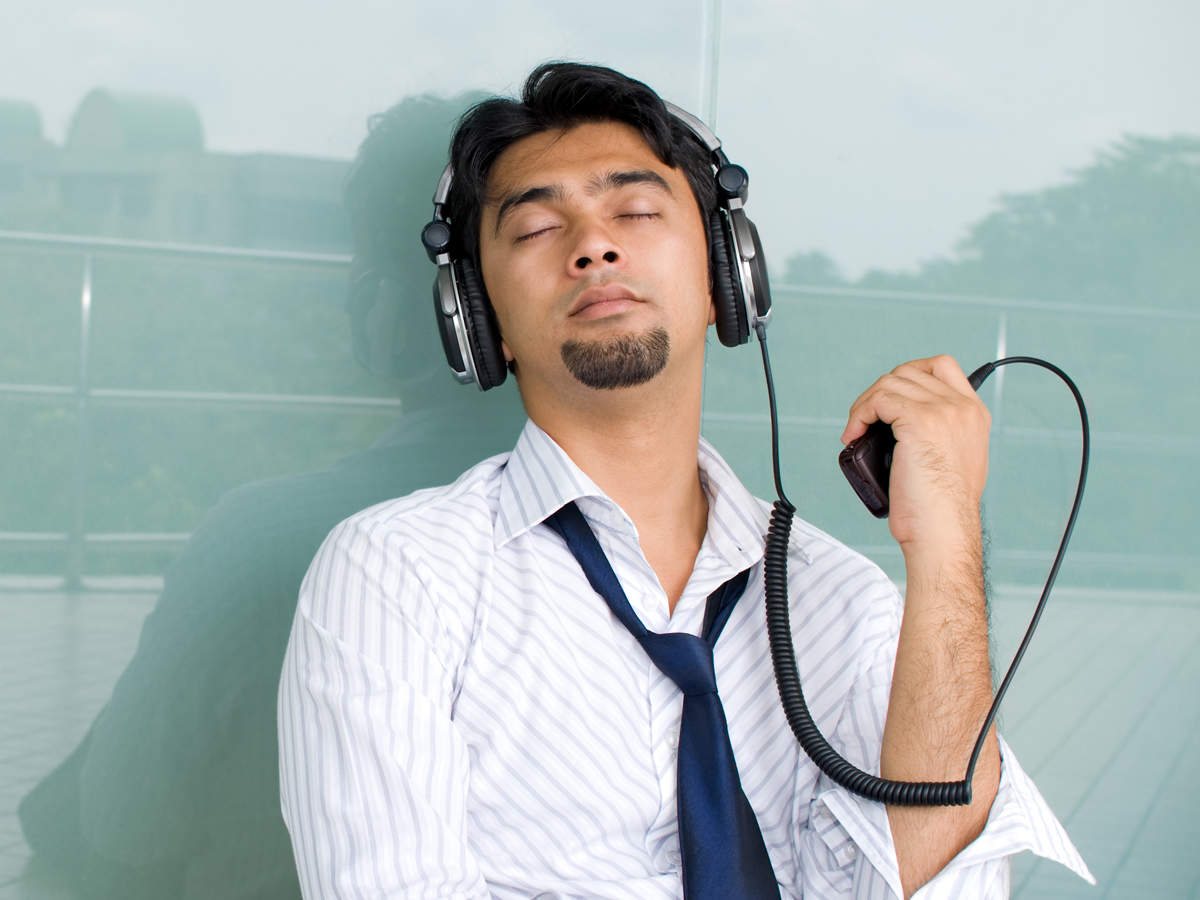 foto homem ouvindo musica