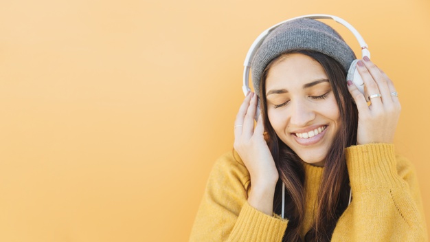 sensibilidade mujer-joven-feliz-escuchando-musica-auriculares_23-2148204643