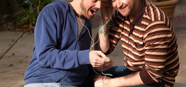 dois-homens-ouvir-musica