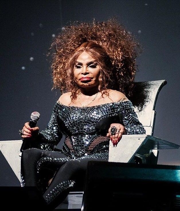 homenagem mulher cantora